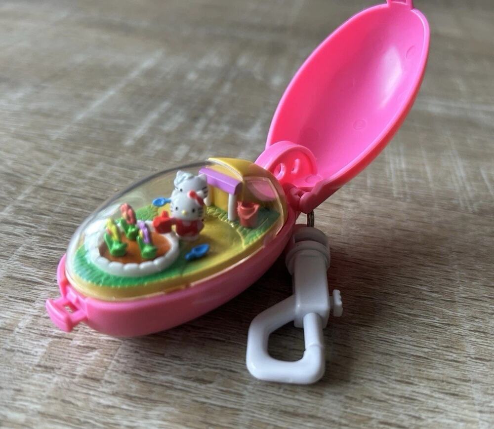 2002 Sanrio Hello Kitty Takara Pocket Critter Moving Keychain Garden Vintage